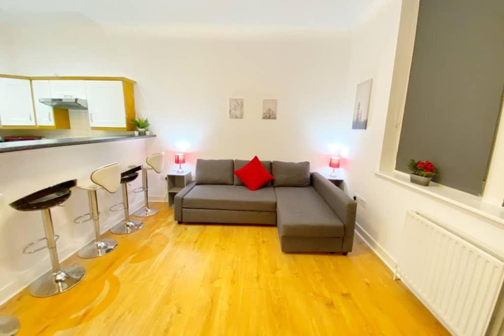 Cozy Nights - Ibrox Street Apartment กลาสโกว์ ภายนอก รูปภาพ