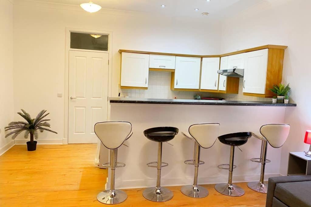 Cozy Nights - Ibrox Street Apartment กลาสโกว์ ภายนอก รูปภาพ