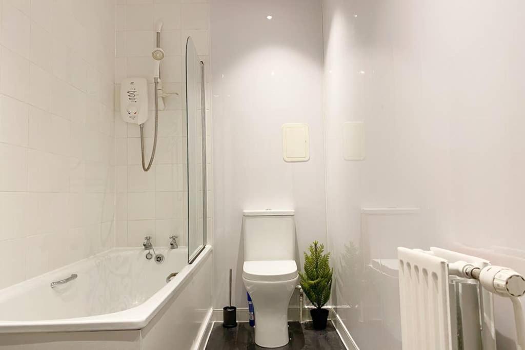 Cozy Nights - Ibrox Street Apartment กลาสโกว์ ภายนอก รูปภาพ